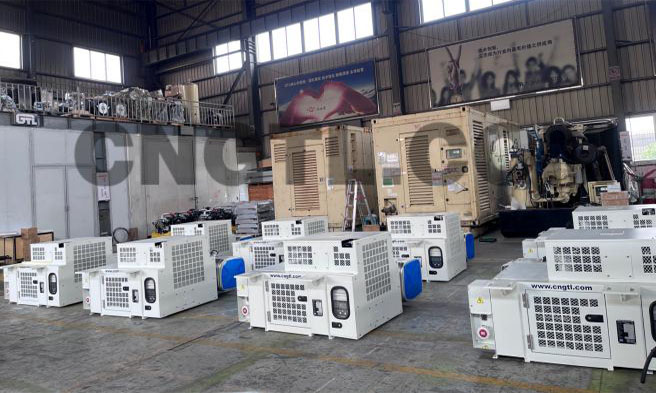 Se cargaron 8 juegos de generadores refrigerados de tipo de montaje inferior y se prepararon para ser entregados a una empresa de logística en Ucrania.